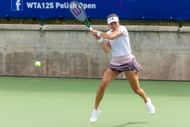 Kawa plays a backhand in the Polish Open 2024 - Source: Getty